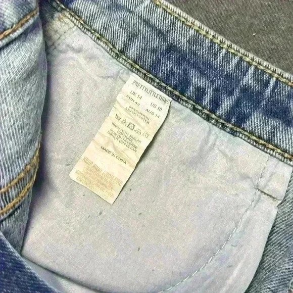 Pretty Little Thing Denim Ripped Jean Short Frayed Bottom. Women’s Size 10 - Picture 8 of 13